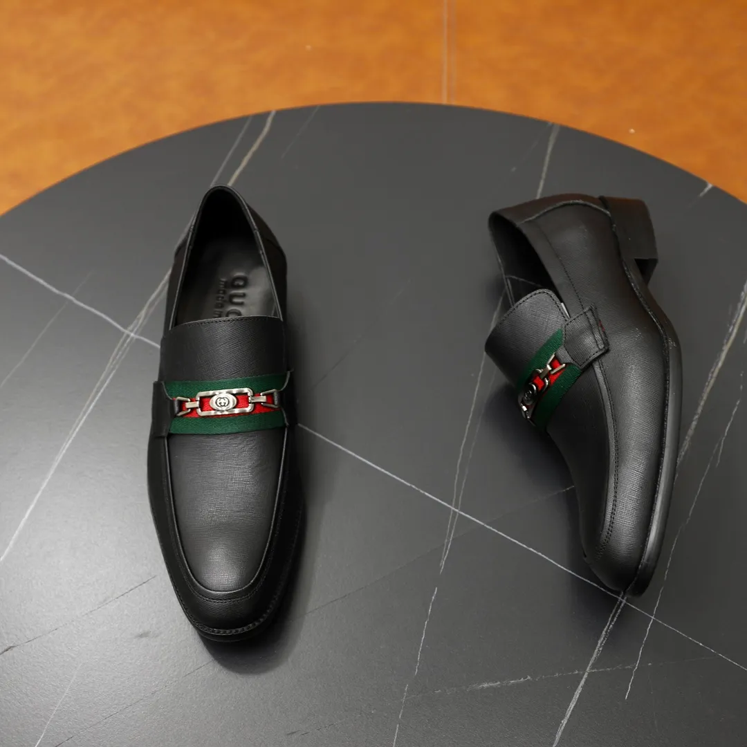 Men's shoes: 250🙅‍♂️🙅‍♂️🙅‍♂️Niuli Brand: GUCCI Size: 38-44 (45 can be customized) Level: Counter classic Material: Original soft cowhide upper Comfortable cowhide lining Original lightweight outsole Style category: Business casual footwear Driving leather shoes Color: Actual picture color